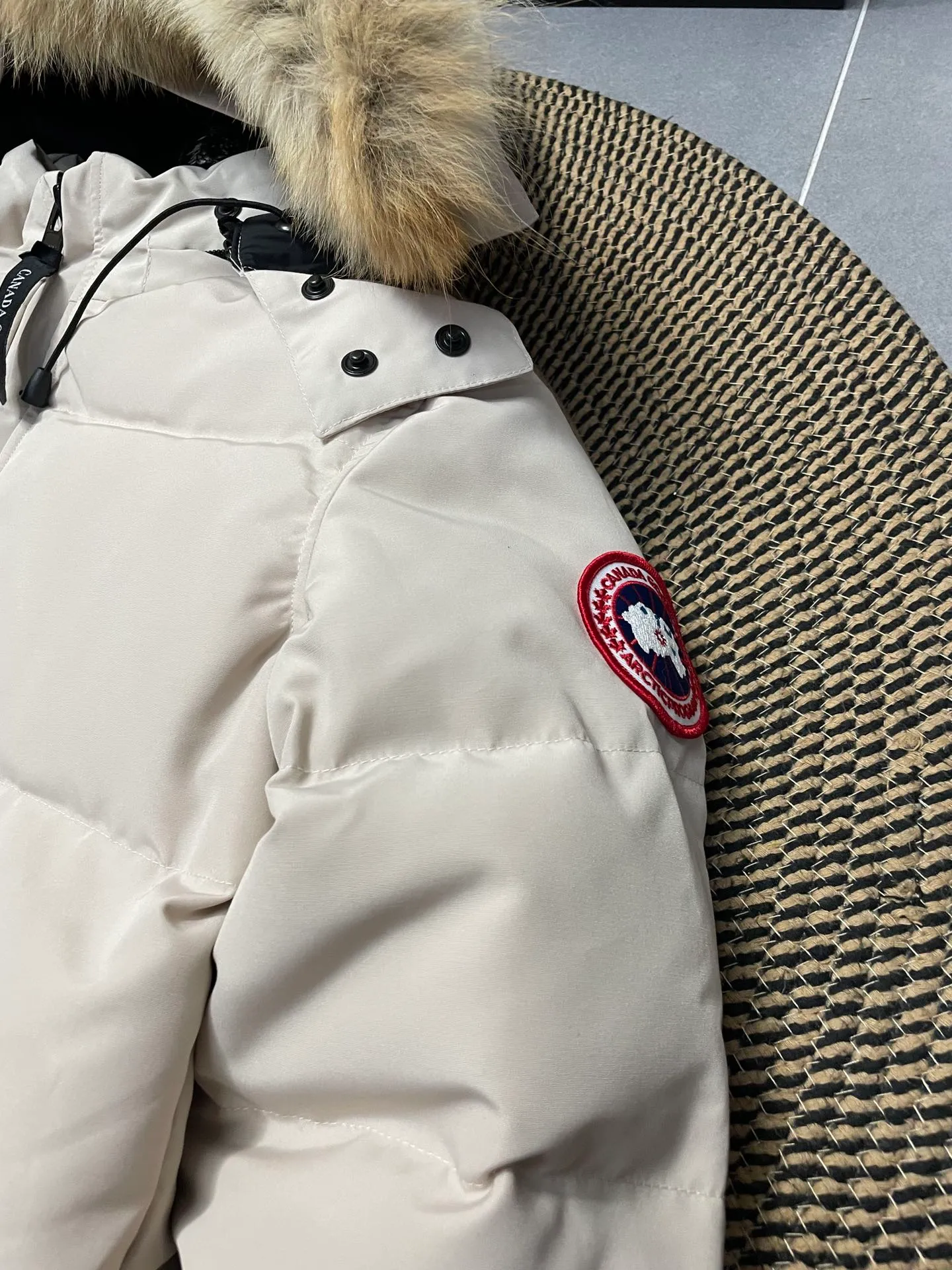 P880 off-white Canadian CANADA GOOES 04 model/women's model. The Arctic and Antarctic scientific expedition teams and others choose Canada Goose as their cold-proof equipment, the Rolls-Royce of down jackets.  ➖ Industry-leading anti-counterfeiting chip sensing.  ➖ Imported Behringer embroidery machines and customized embroidery labels, the highest level and industry leading.  ➖ Imported Korean 21-count polyester-cotton blended original fabric, TC85 waterproof coated fabric, water-repellent, windproof and wear-resistant.  ➖ The new national standard 80 white duck down is filled with an average of 520 grams of down. The amount of down filled is industry-leading.  ➖ 100% nylon lining with double double-layer sealing design to prevent velvet running, and seamless thread design on the cuffs!  ➖ Western Canadian Green Wolf Collar.  ➖ Yoshida YKK provides original factory-customized electroplated sliders. YKK two-way lockable zippers are tight and smooth and do not peel off paint.  ➖ 3M composite Velcro is durable and the accessories and hardware are all custom-made. Only for the purest goose, the most dedicated, the most professional, the highest quality, the highest cost performance!    SIZE:XS-XXL
